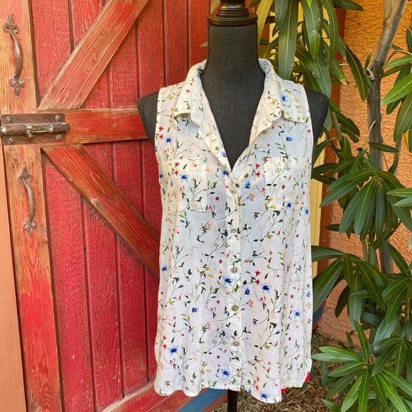 Spring Time Sleeveless Blouse - Picture 2 of 5